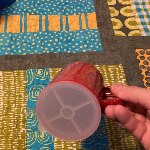 Red enamel shaker - Picture 4 of 4